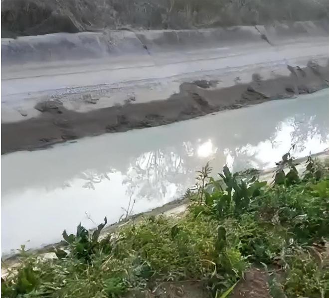 秦皇岛河水突漂白沫死鱼！恶臭弥漫如臭鸡蛋村民：不敢开窗(图2)