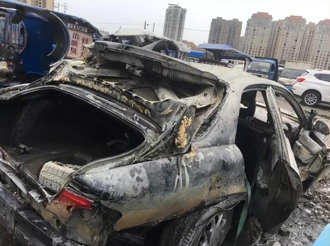 浙江渔民从河底捞出15年轿车打开门所有人呆住：里面竟有俩人(图9)