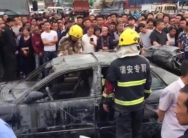 浙江渔民从河底捞出15年轿车打开门所有人呆住：里面竟有俩人(图3)