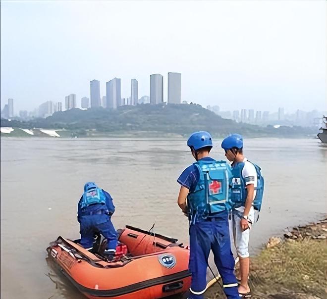 浙江渔民从河底捞出15年轿车打开门所有人呆住：里面竟有俩人(图4)