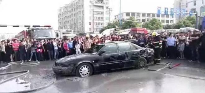 浙江渔民从河底捞出15年轿车打开门所有人呆住：里面竟有俩人(图15)