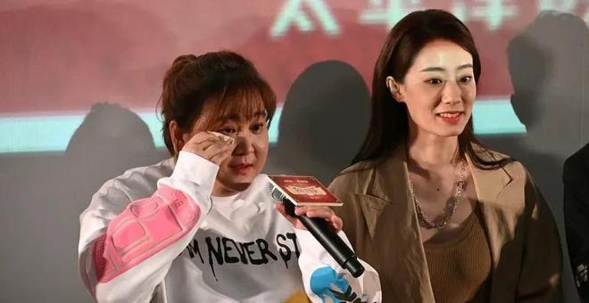 43岁贾玲现身襄阳眼神犀利笑起来却很甜美大腿粗壮目测140斤(图2)