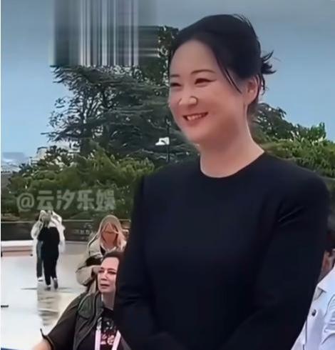 43岁贾玲现身襄阳眼神犀利笑起来却很甜美大腿粗壮目测140斤(图3)