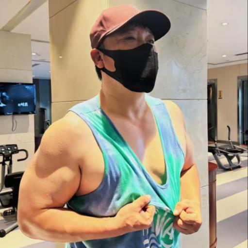 43岁贾玲现身襄阳眼神犀利笑起来却很甜美大腿粗壮目测140斤(图6)