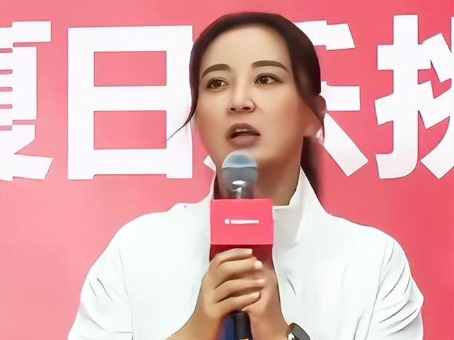 43岁贾玲现身襄阳眼神犀利笑起来却很甜美大腿粗壮目测140斤(图8)