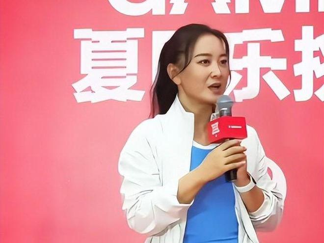 43岁贾玲现身襄阳眼神犀利笑起来却很甜美大腿粗壮目测140斤(图7)