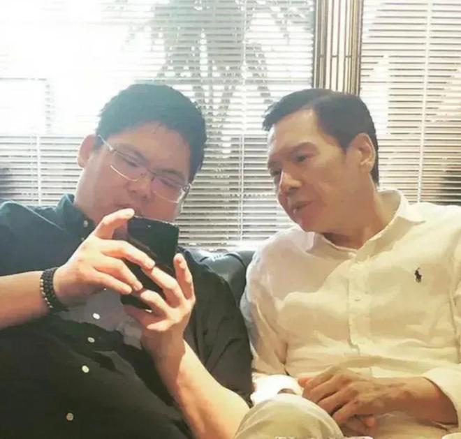 向佑近照瘦到不敢认向太后悔惯坏小儿子打人入狱生活纸醉金迷(图4)