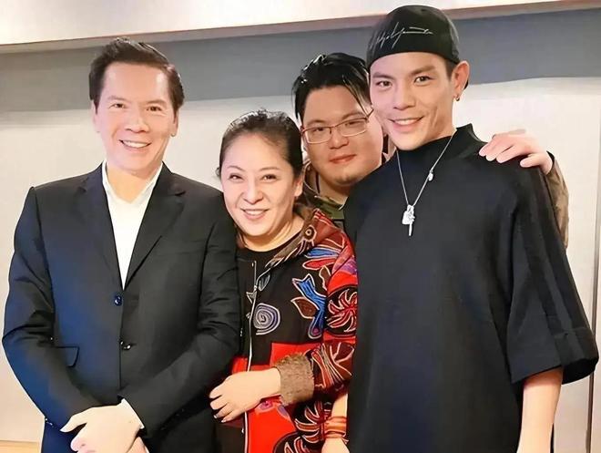 向佑近照瘦到不敢认向太后悔惯坏小儿子打人入狱生活纸醉金迷(图6)